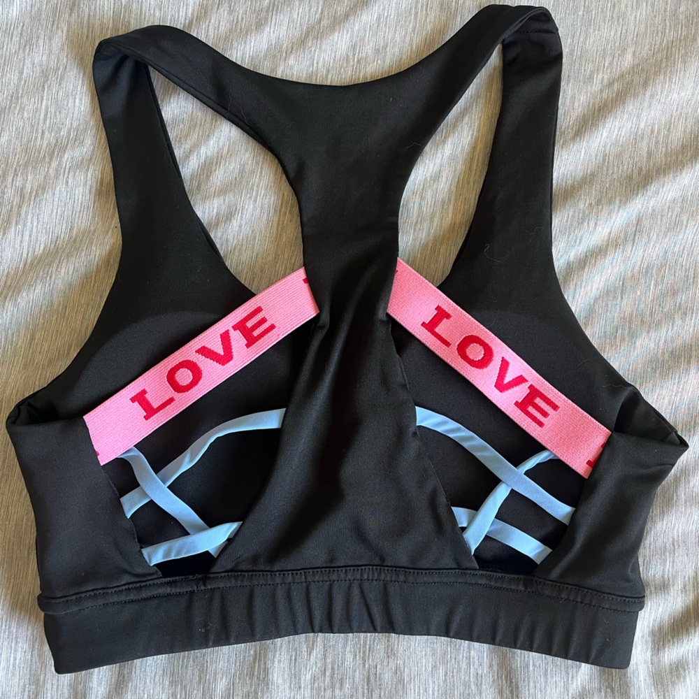 Women’s black sports bra